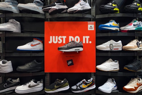 Hacia arriba pronóstico Normalmente Nike is named world's most valuable apparel brand of 2021 - Just Style