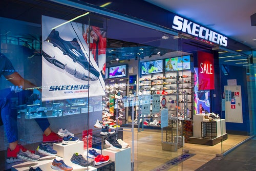 Mooie vrouw kan zijn fundament Skechers delivers $2bn in Q2 sales despite wholesale slowdown