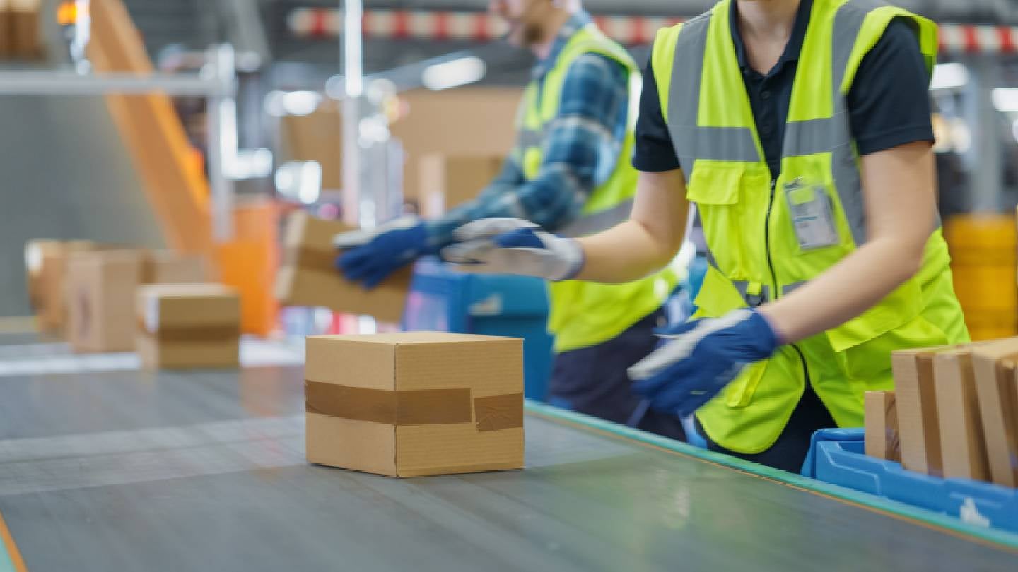 Selective shoppers drive fall in UK online fashion parcel volumes